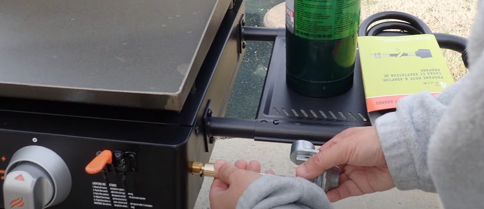 How to Attach Small Propane Tank to Portable Grill3